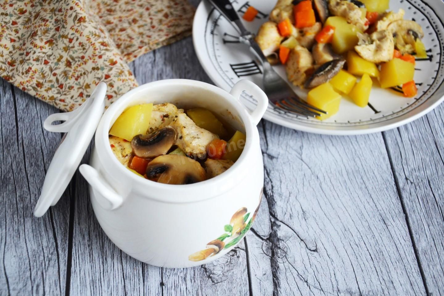 Горшочки в духовке с курицей и картошкой - рецепты приготовления с овощами, в белом соусе или с грибами