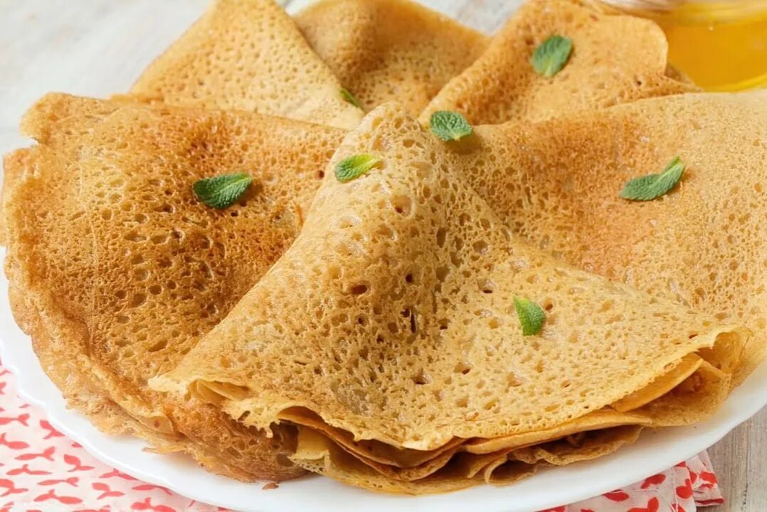 Как испечь постные блины быстро и вкусно: 12 простых рецептов