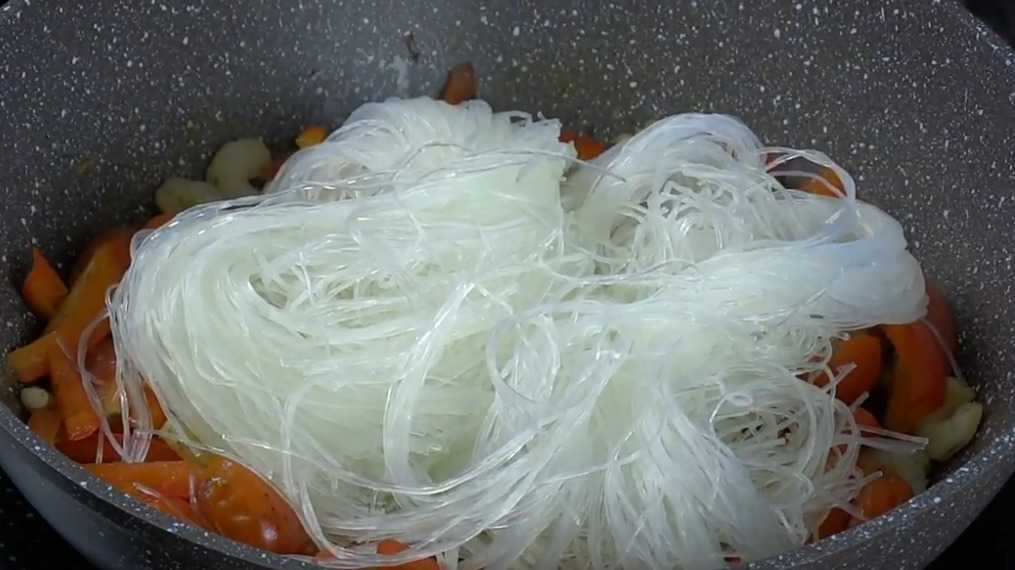 Фунчоза с морепродуктами: несколько простых рецептов японской кухни