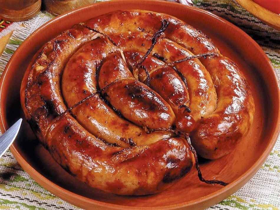 Домашняя колбаса из свинины в кишках - рецепт с фото