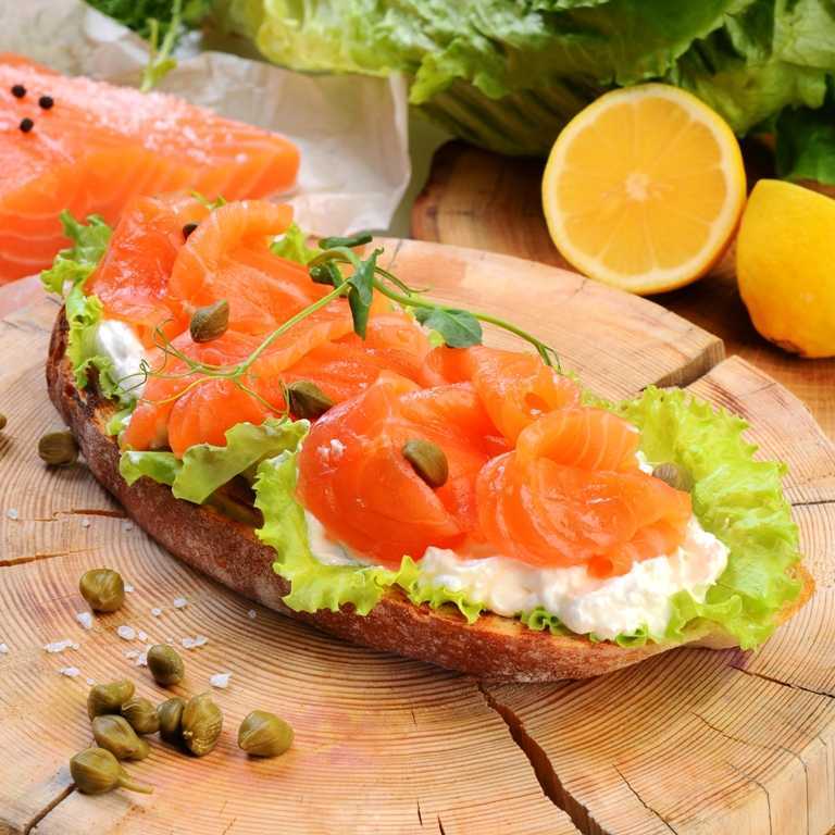 Бутерброды с красной рыбой - 12 вкусных рецептов (пошагово)