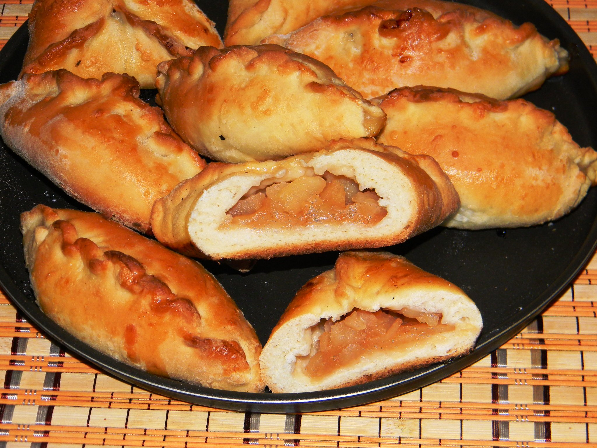 Пирожки с мясом – 9 рецептов в духовке и на сковороде