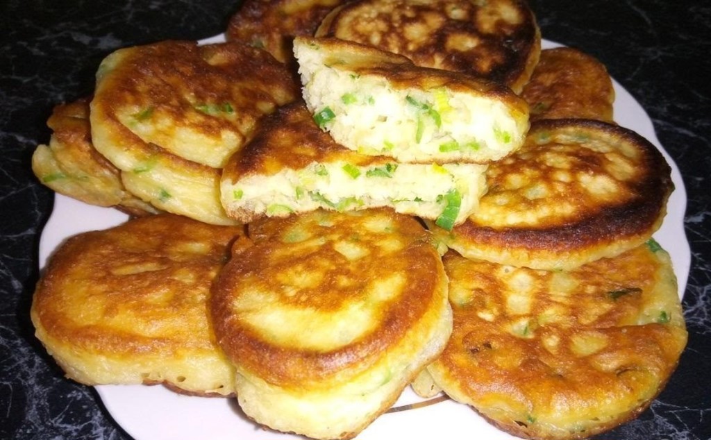 Ленивые пирожки с луком и яйцом - 7 быстрых рецептов с фото