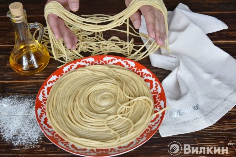 Лапшу для лагмана своими руками, в домашних условиях - ваш лагман