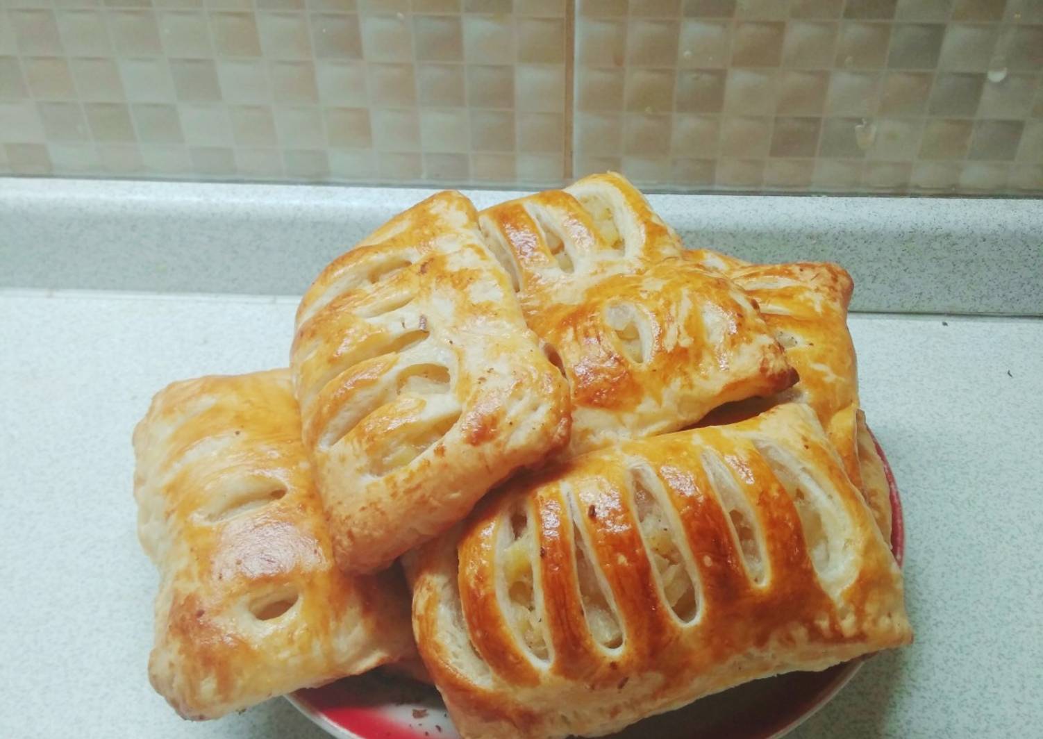 Как приготовить слойки с яблоками из слоеного теста по рецепту с фото