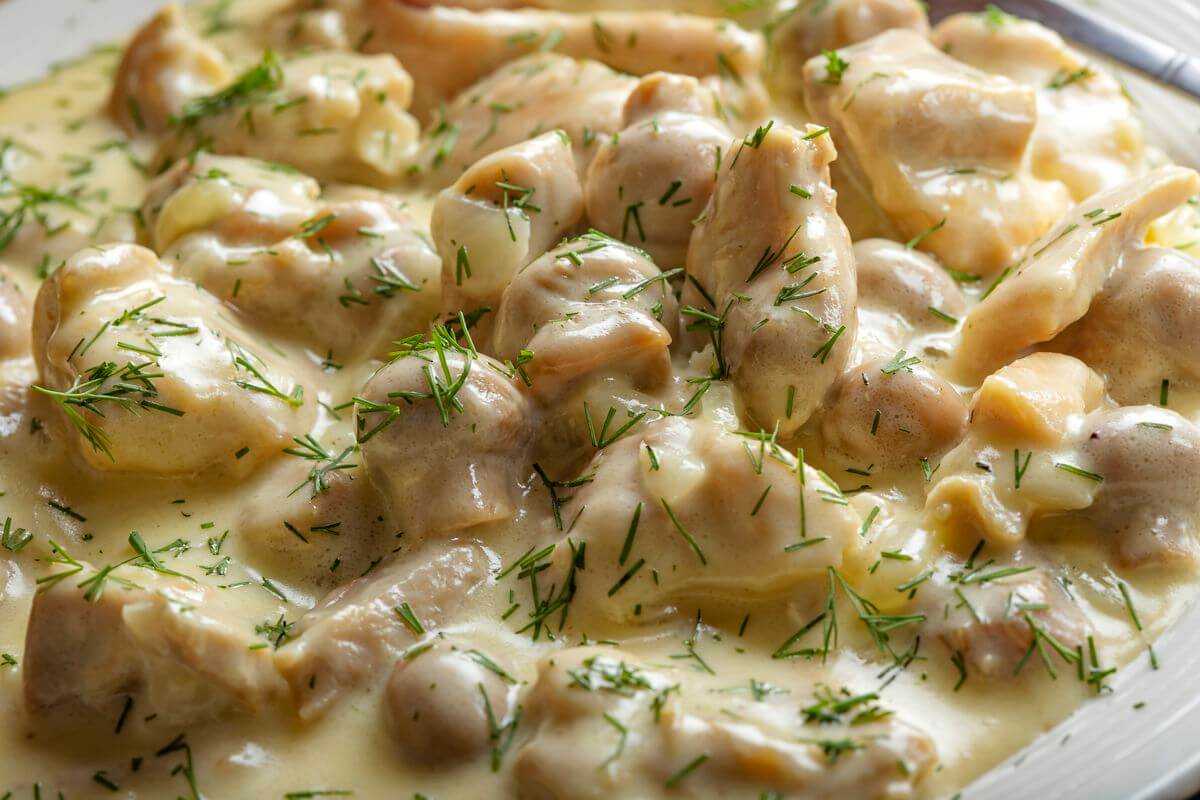 Курица, тушеная кусочками с луком и морковью - рецепт с фото