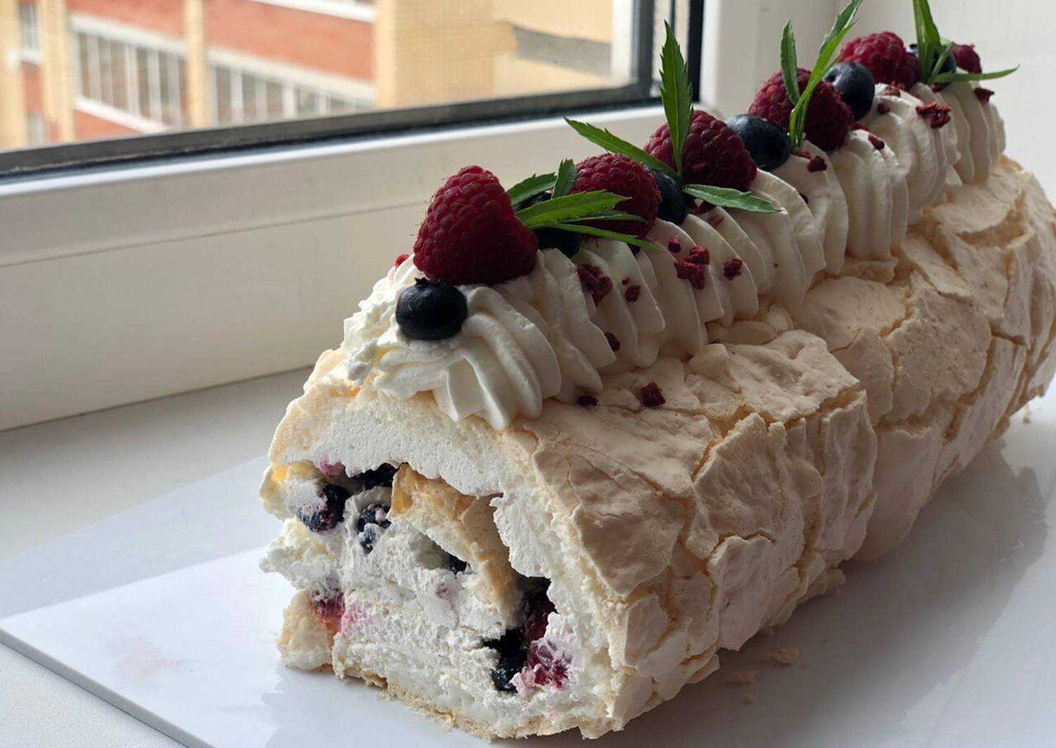 Меренговый рулет с клубникой
