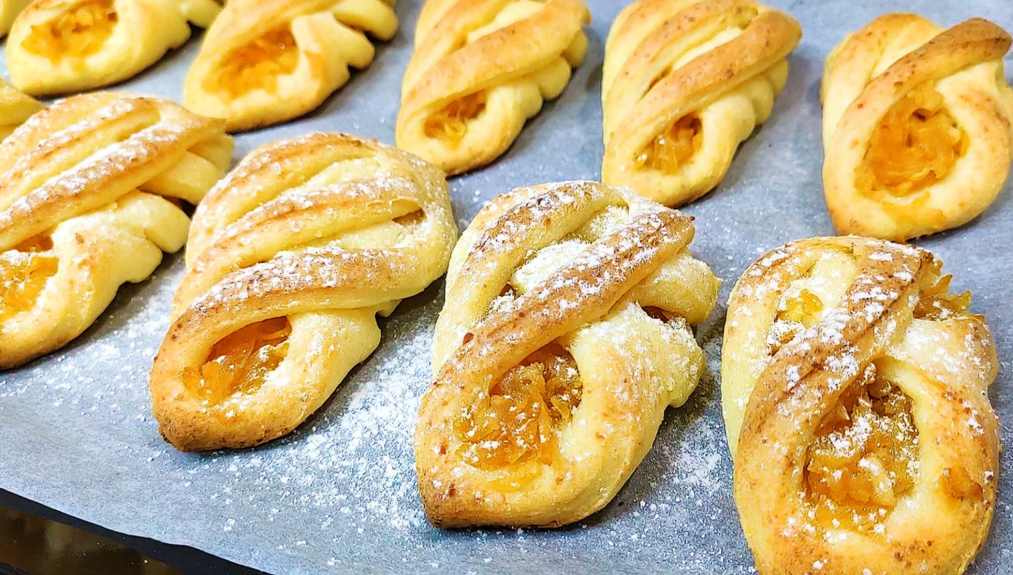Куриная печень с яблоками и луком