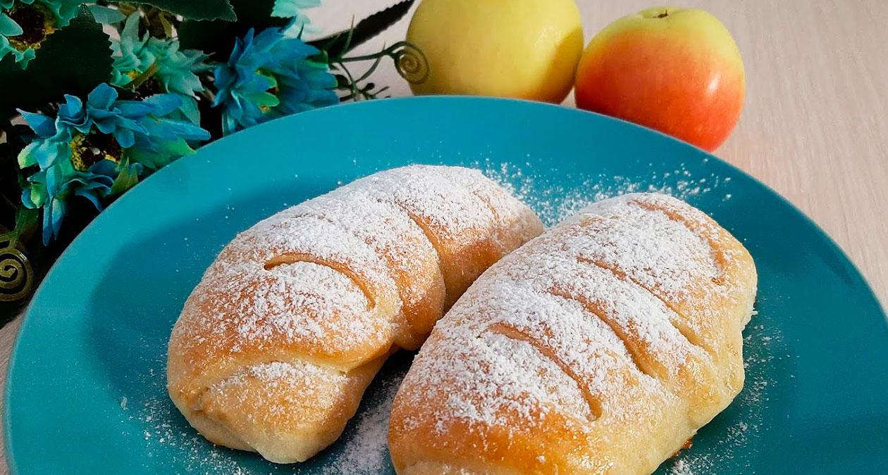 Если хотите приготовить вкусную выпечку для домашнего чаепития воспользуйтесь данным рецептом Булочки с яблоками из дрожжевого теста понравятся всем без исключения