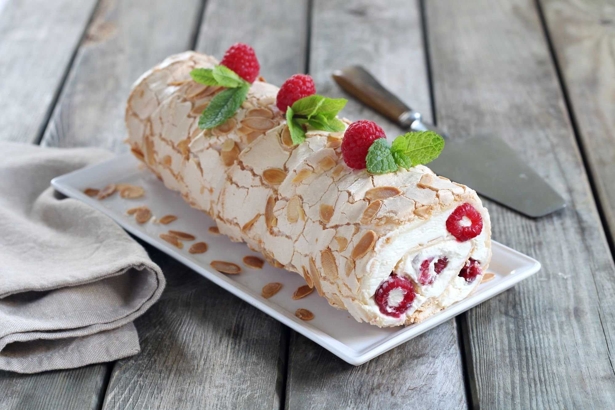 Меренговый рулет один из самых вкусных и изысканных десертов Описание рецепта его приготовления и секреты профессиональных кондитеров на кулинарном сайте Юлии Высоцкой