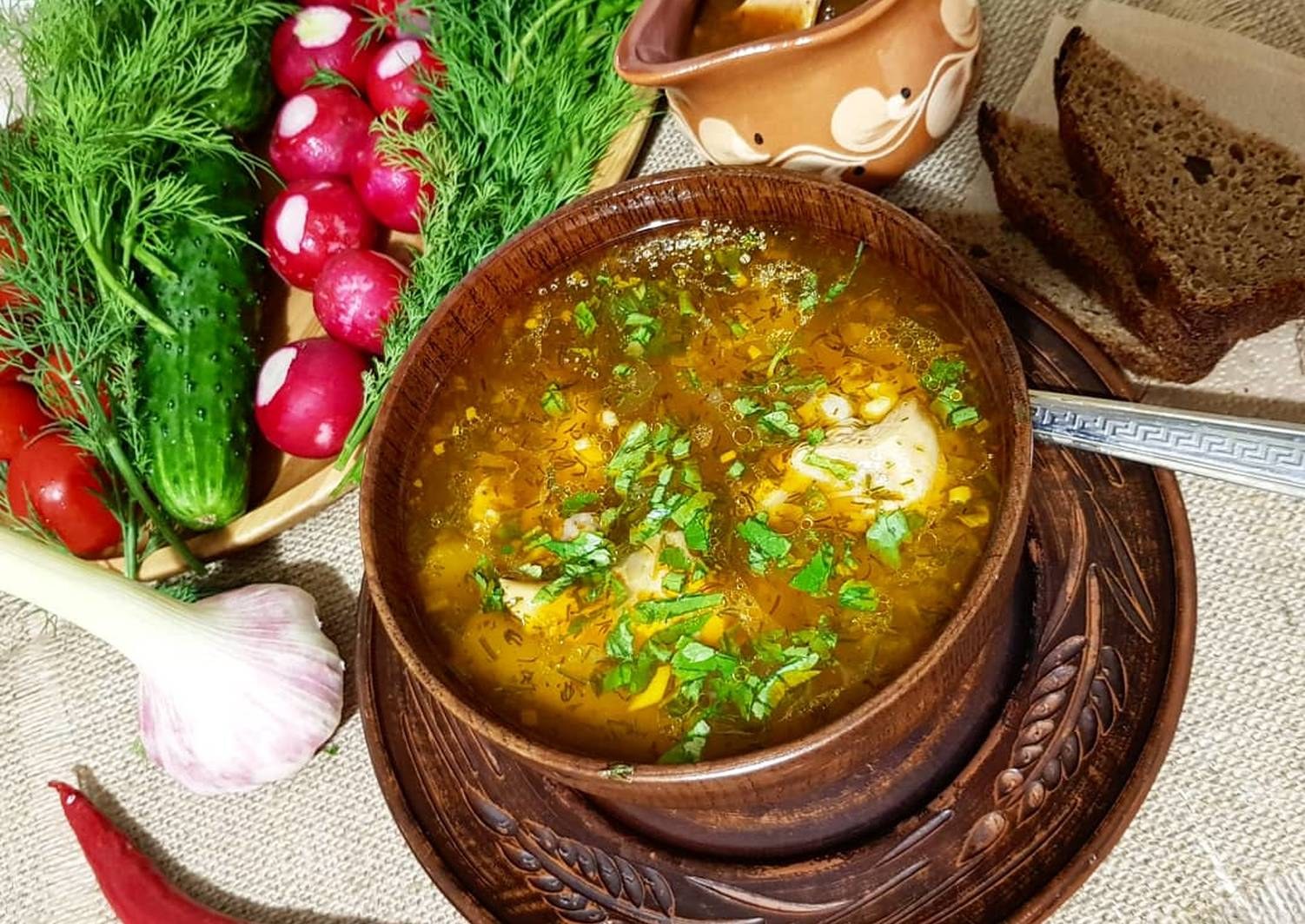 Легкая прозрачная с аппетитным рыбным ароматом уха из скумбрии блюдо для повседневного рациона которое благодаря супермаркетам доступно круглый год и не зависит
