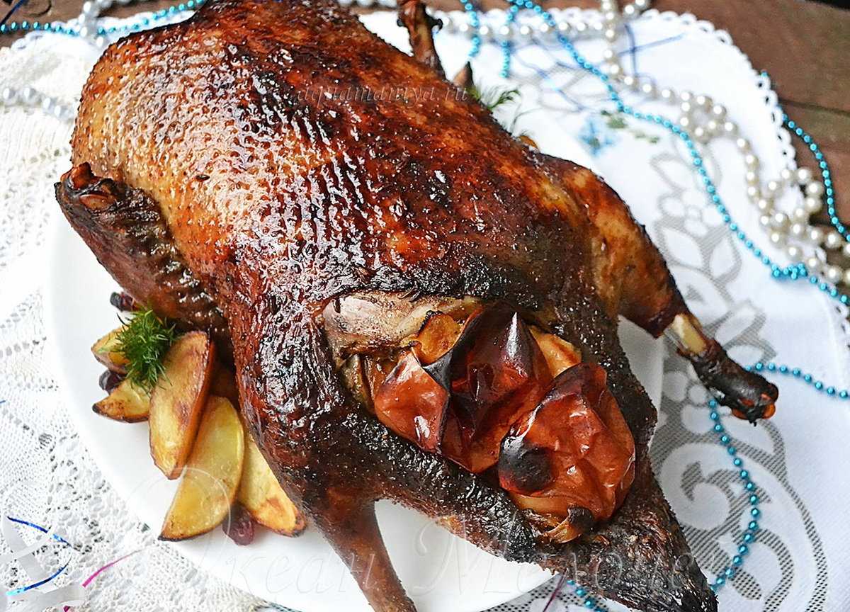 Как приготовить гуся целиком в духовке с хрустящей корочкой, чтобы мясо было мягким и сочным