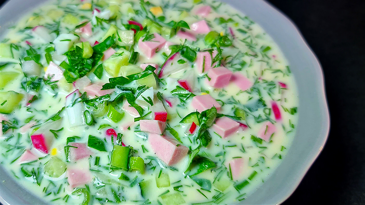 Окрошка классическая на кефире с колбасой яйцом и огурцами рецепт с фото пошагово - 1000.menu