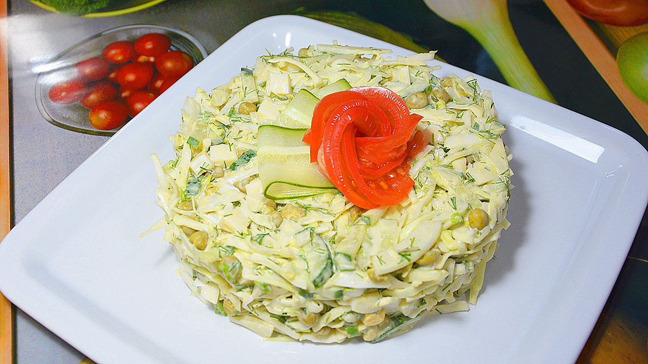 Салаты с зелёным горошком на скорую руку — 12 быстрых и вкусных рецептов