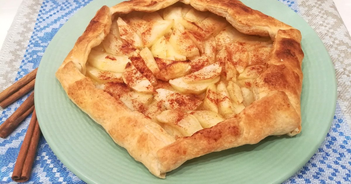 Салат с жареными шампиньонами, кукурузой, яйцом и сыром, слоями