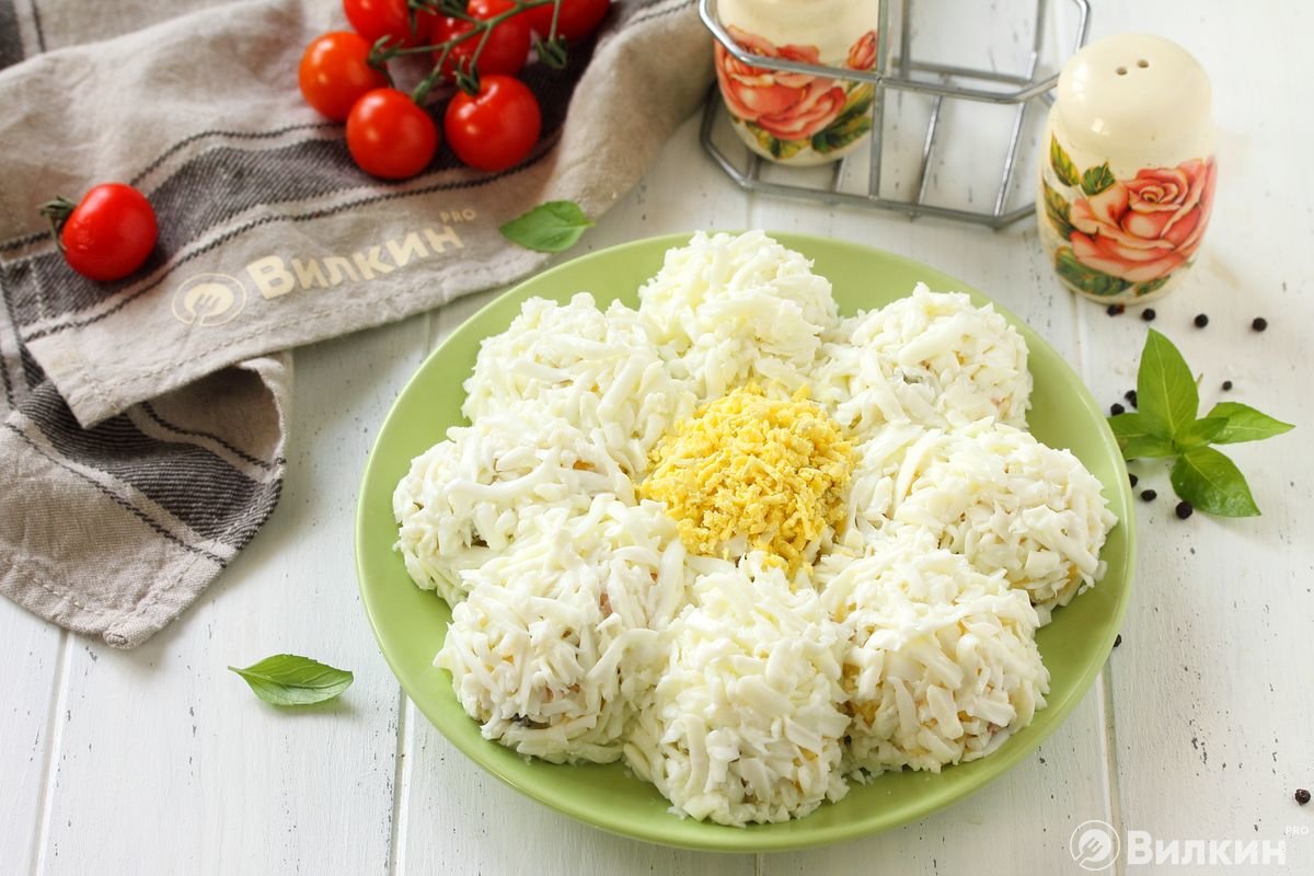 Слоёный салат ромашки на праздничный стол. пошаговый рецепт с фото