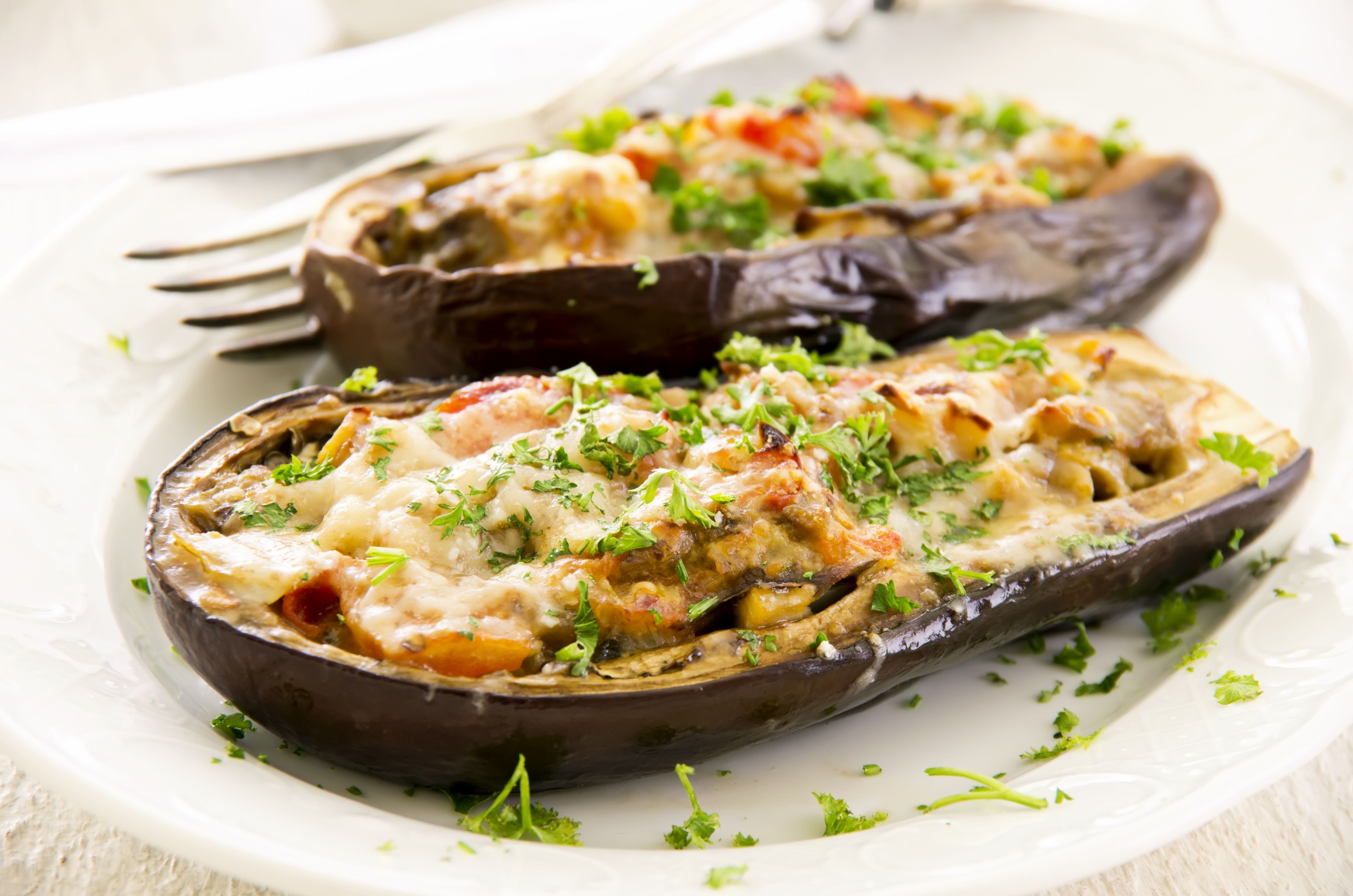 Запеченные баклажаны в духовке с помидорами и сыром: 6 рецептов