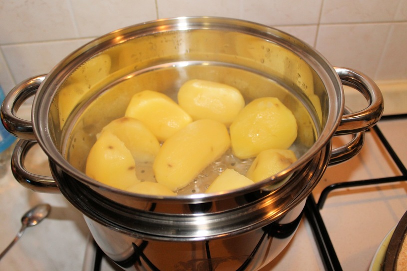 Почему сырой картофель так полезен для лица