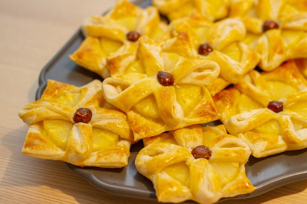 Дрожжевое слоеное тесто с ананасом кусочками. кольца ананасов в слоёном тесте