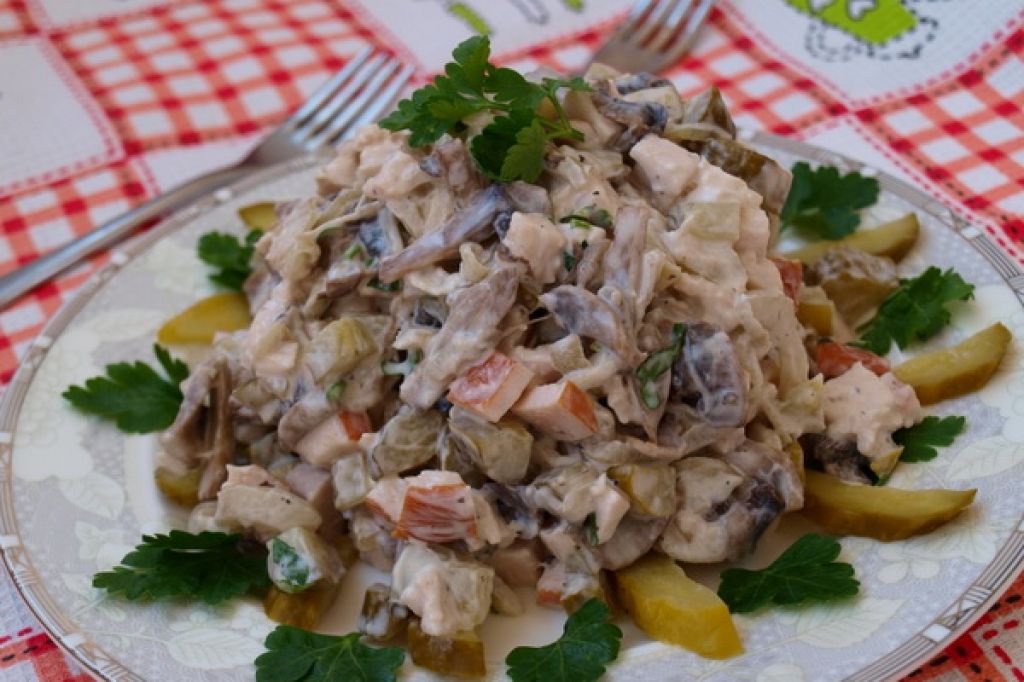Салат с курицей и жареными грибами на праздничный стол