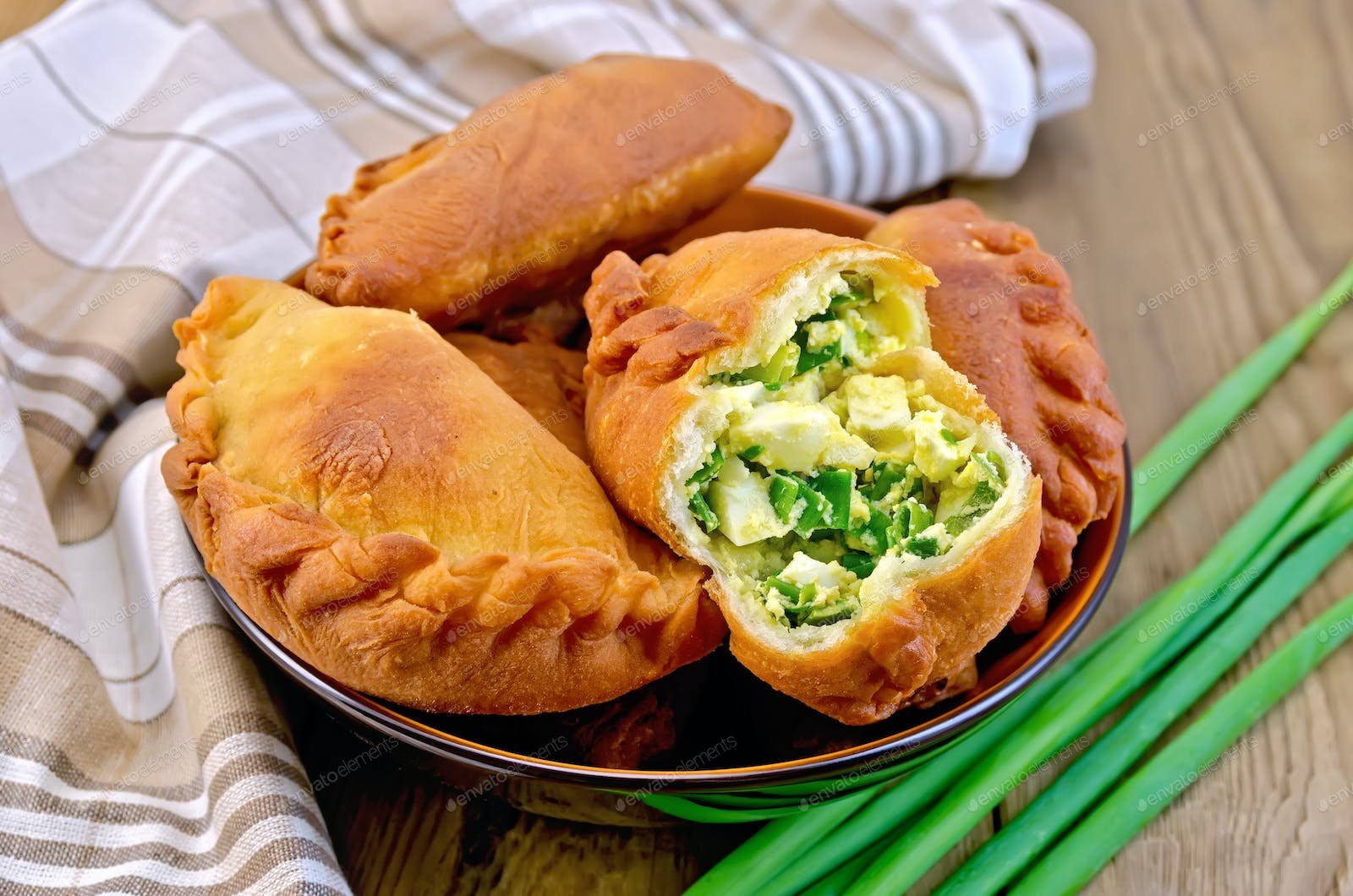 Печеные пирожки с яйцом и зеленым луком