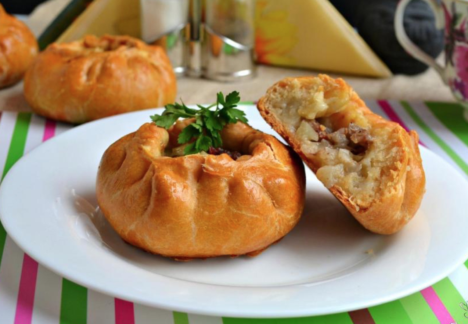 Элеш с курицей и картошкой из песочного теста