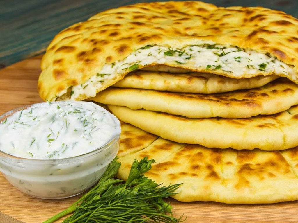 Хычины круглой формы национальные тонкие пироги кавказской кухни которые являются очень почетным блюдом участвующим даже во многих народных обрядах Они настолько