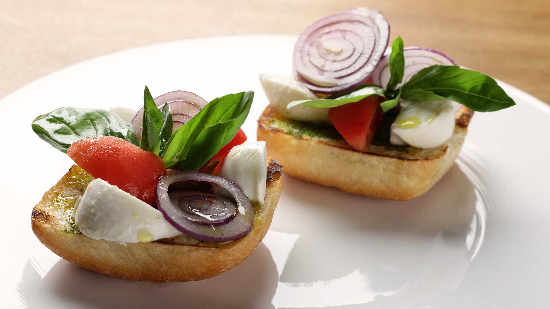 Вкусная итальянская брускетта: 25 рецептов лучшей домашней закуски