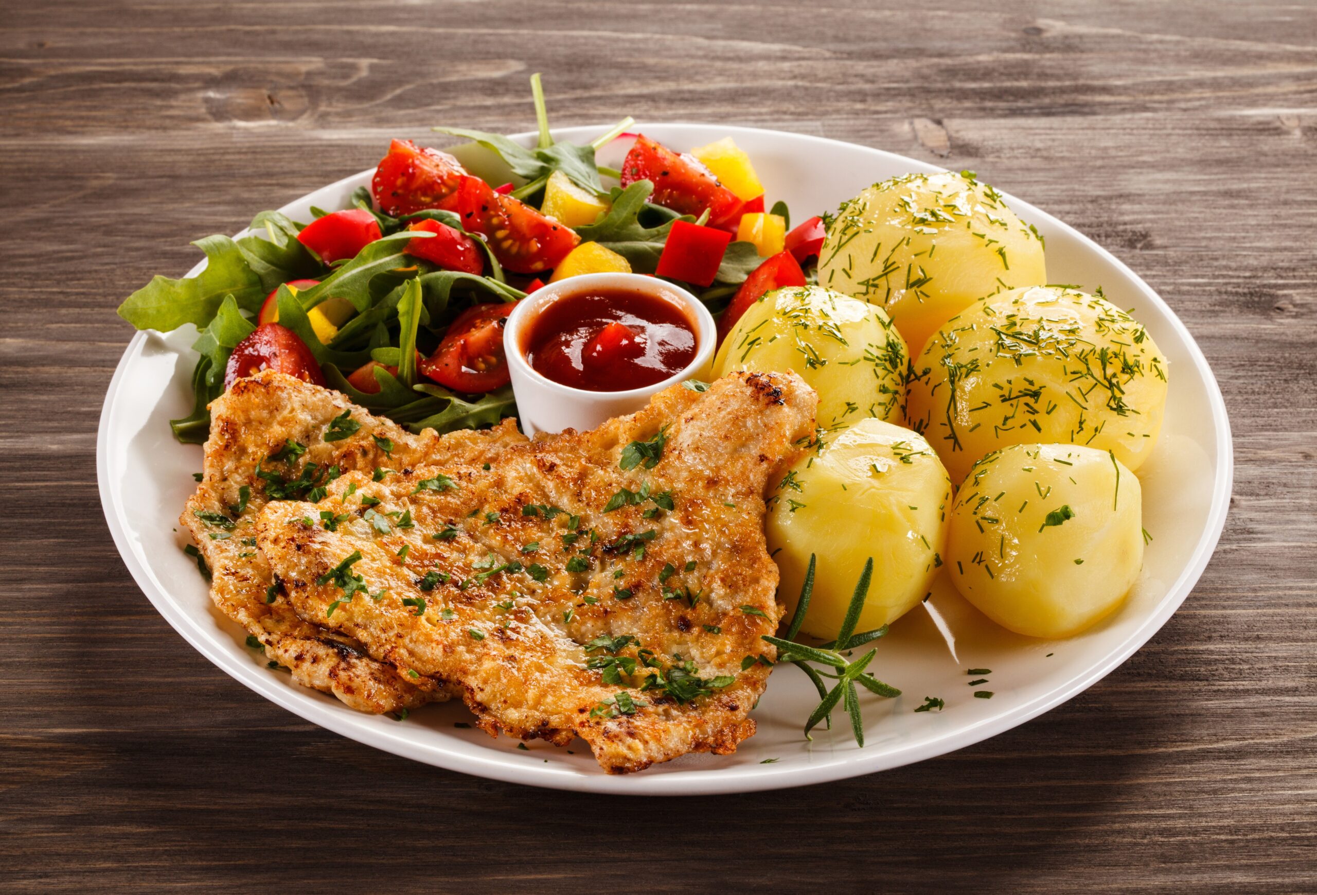 Салаты с колбасой - 20 простых и вкусных рецептов