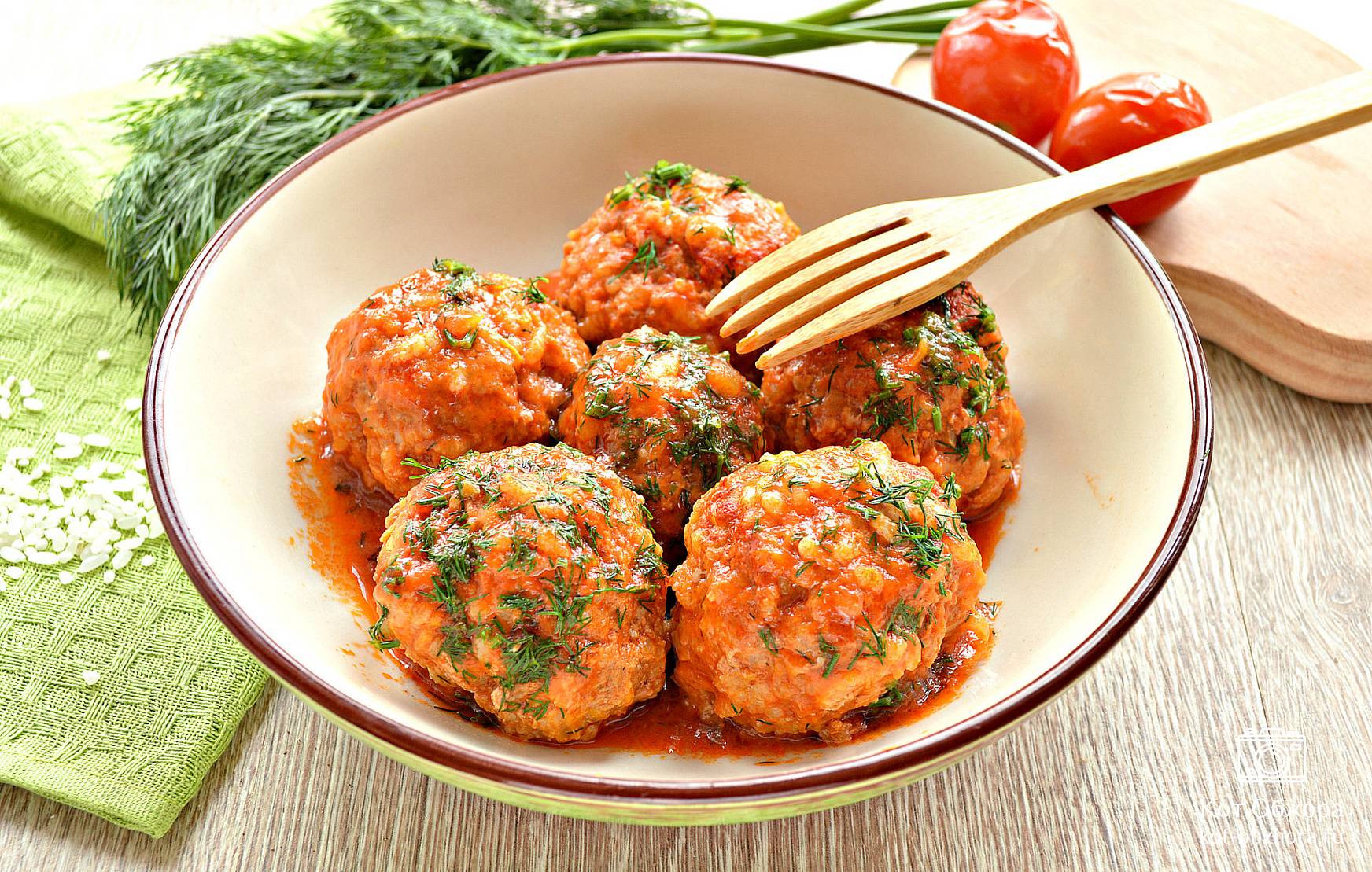 Тефтели мясные шарики которые пользуются большой популярностью в моей семье Готовлю я их весьма удобным способом в духовке Таким образом они равномерно запекаются