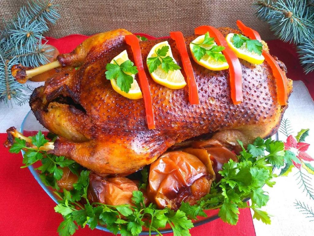 Гусь в духовке целиком с хрустящей корочкой – 8 вкусных рецептов