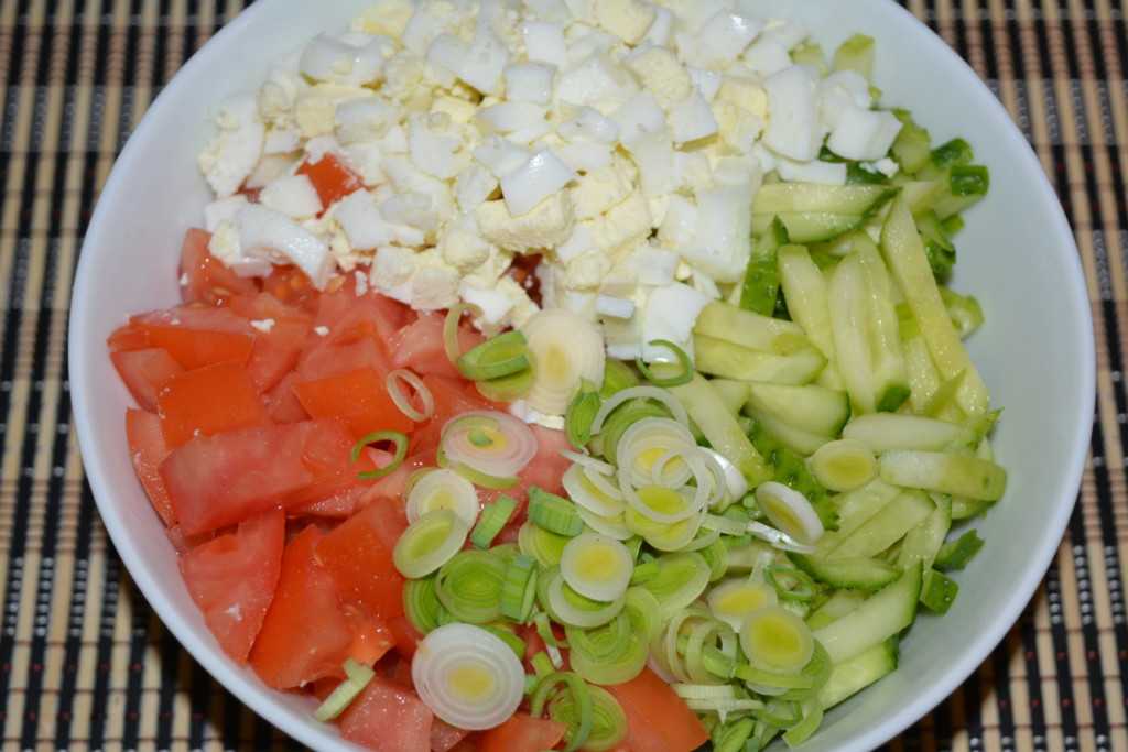 Салат из яиц, огурцов и зеленого лука: рецепт и полезные свойства