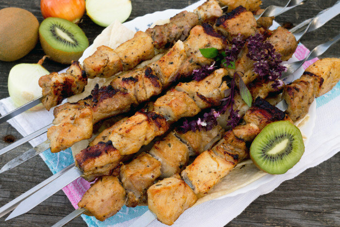 Быстрый маринад для шашлыка с киви для разных видов мяса: 4 рецепта