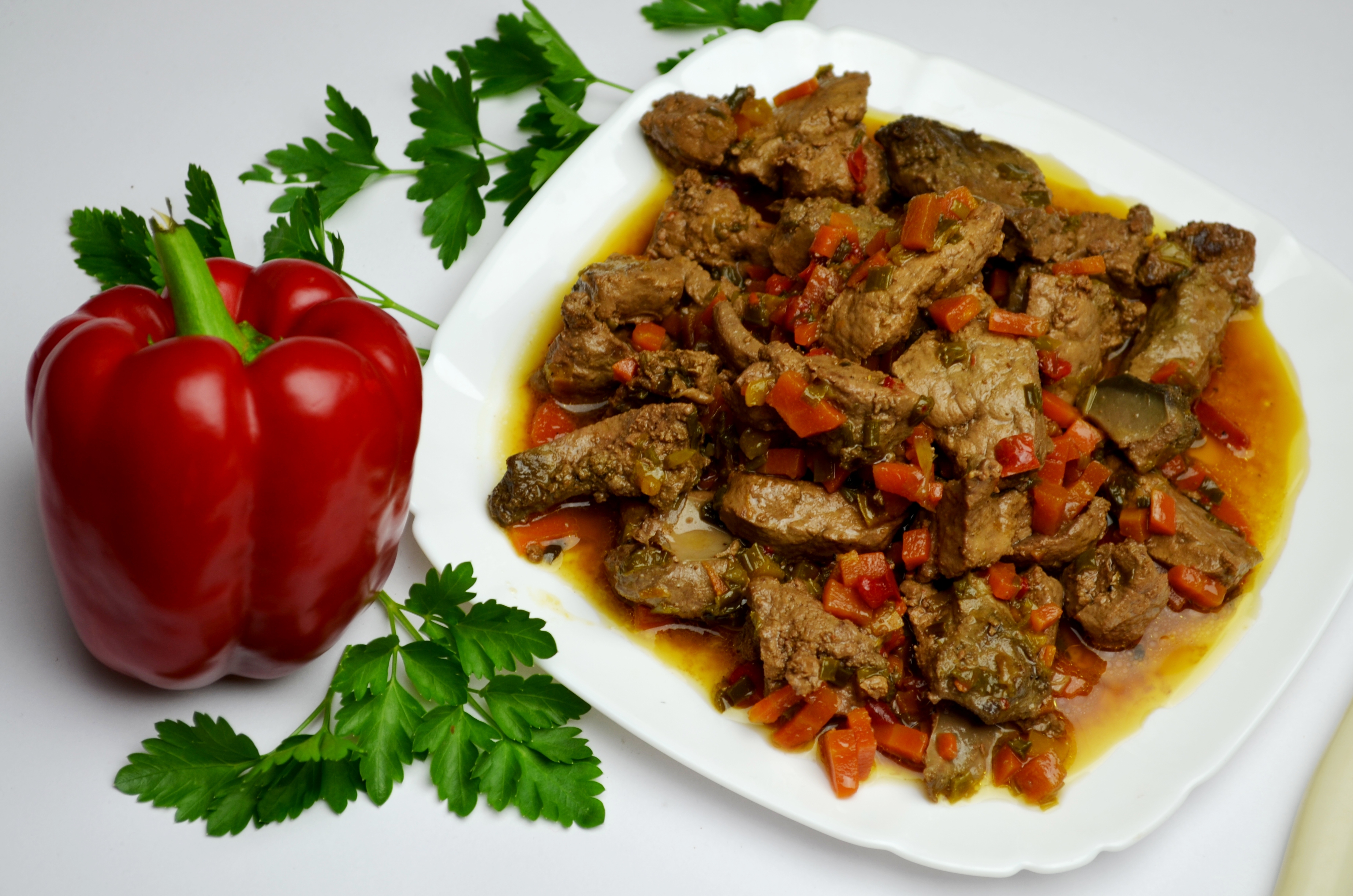 Говяжья печень с луком на сковороде. рецепты сочной и мягкой печени