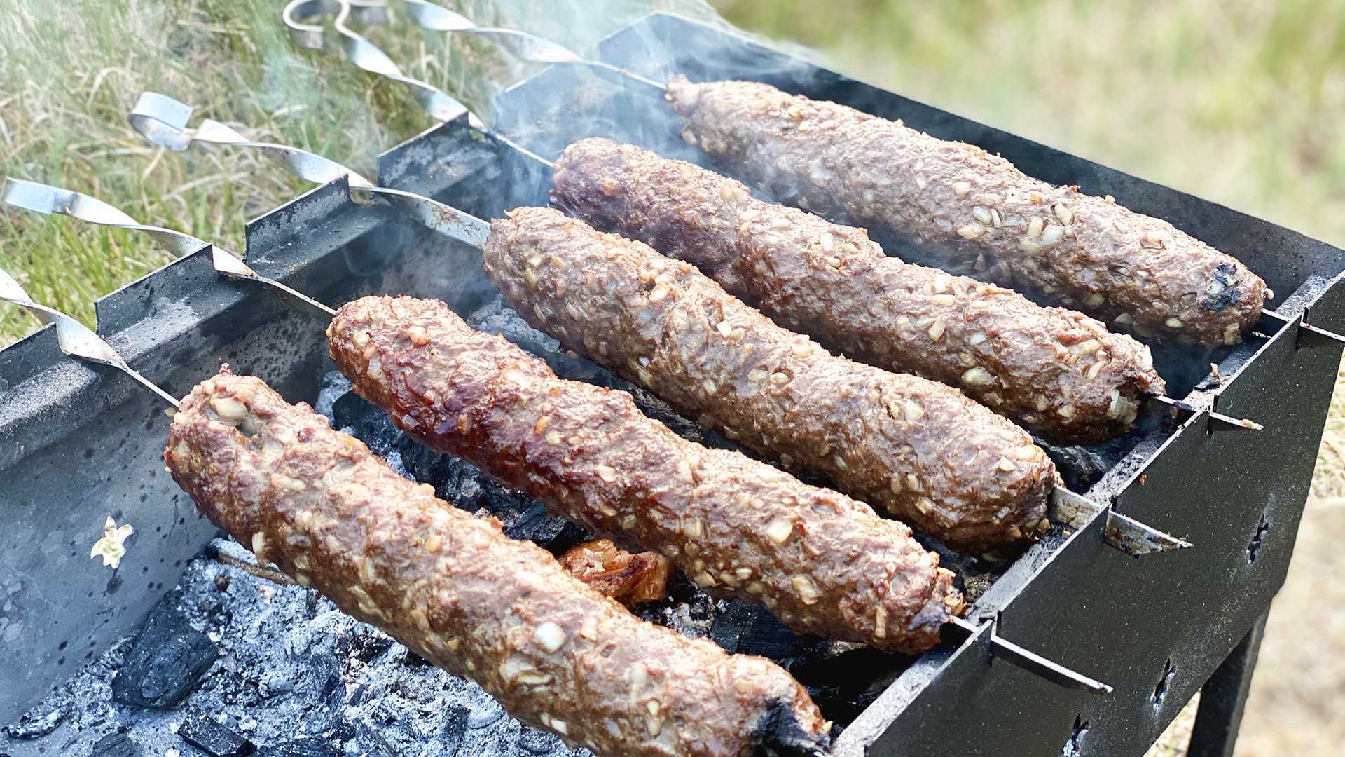 Секреты приготовления блюд на мангале от кулинарного портала Как правильно выбрать нож для разделки мяса какие шампура подойдут для люля кебаба а какие для шашлыка