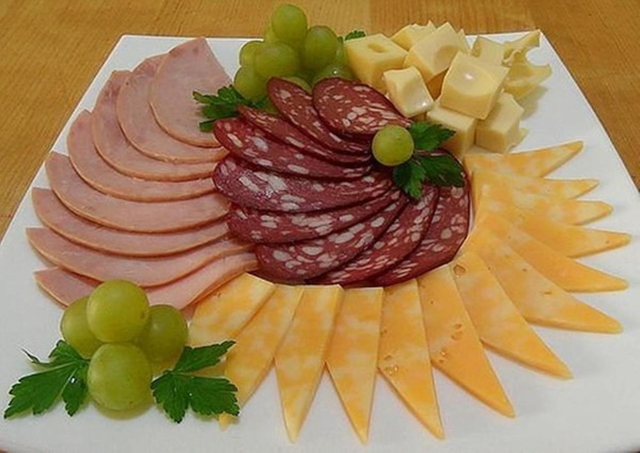 Красивое оформление мясной и сырной нарезки в домашних условиях