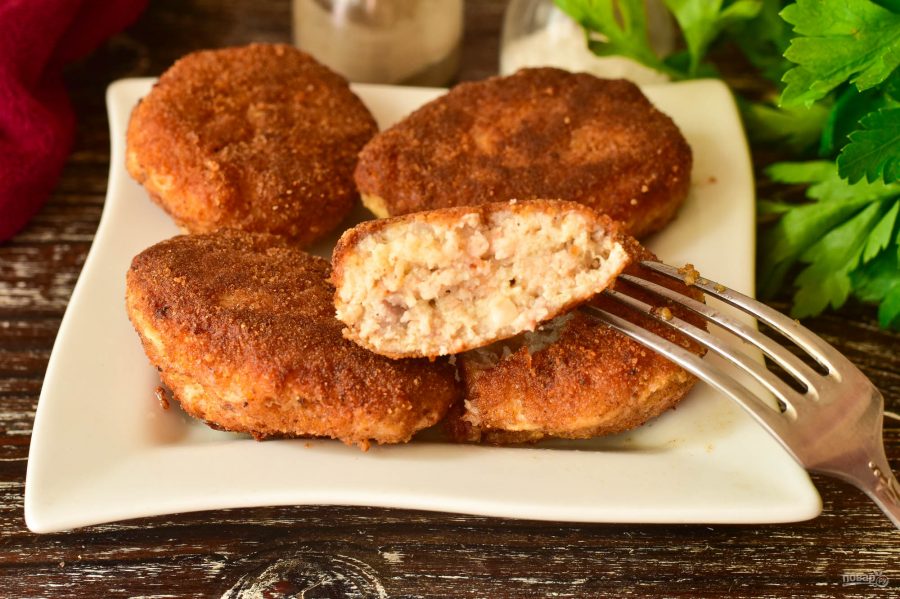 Зразы из мясного фарша с начинкой из яиц и сыра на сковороде