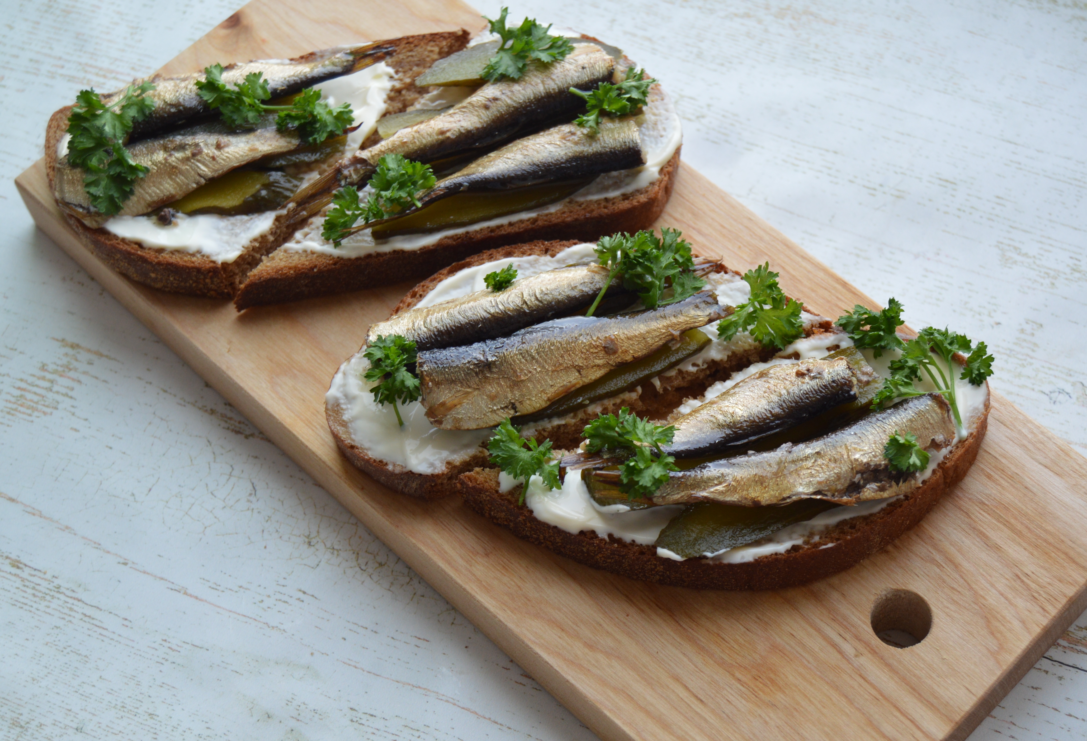 Бутерброды со шпротами: простые и вкусные рецепты
