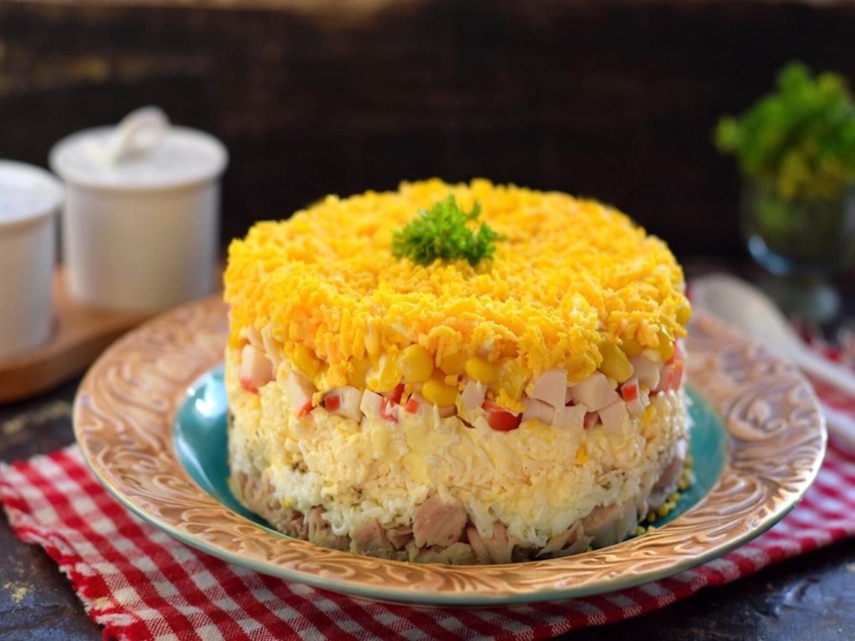 Этот салат обладает действительно нежным вкусом ведь все его компоненты имеют тонкую текстуру за счет измельчения на мелкой терке Нарезанное отварное или запеченное