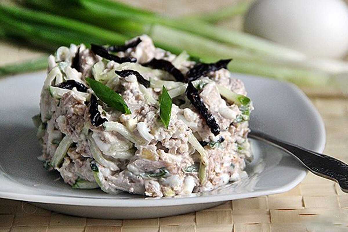 Салаты с курицей и черносливом слоями: варианты рецептов, ингредиенты, порядок приготовления . милая я