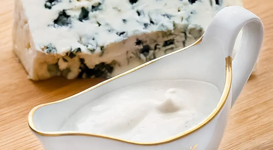 Сыр с плесенью: описание и виды, польза и вред