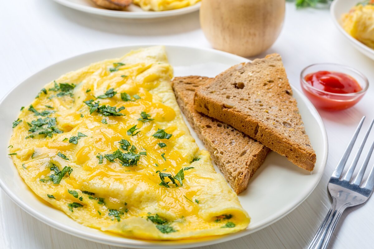 Омлет из яиц быстрый сытный и вкусный завтрак Это блюдо всегда выручит вас с утра если вы куда нибудь спешите У каждой хозяюшки наверняка есть свой любимый