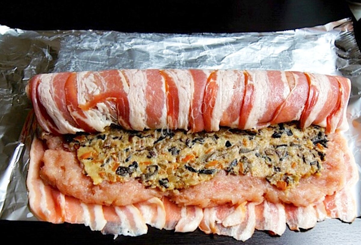 Рулет из куриного фарша с омлетом и плавленым сыром рецепт