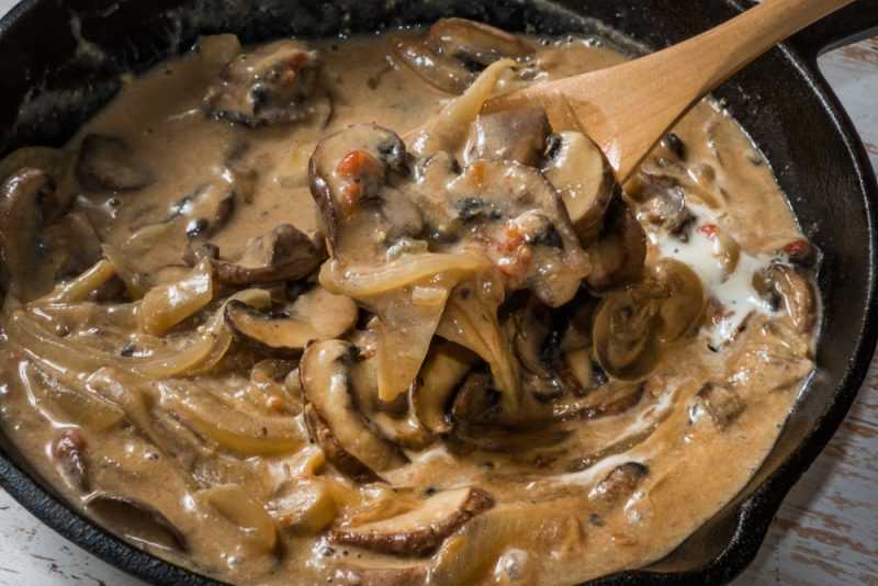 Мясо с грибами под соусом: рецепты приготовления вкусных блюд с различными подливами