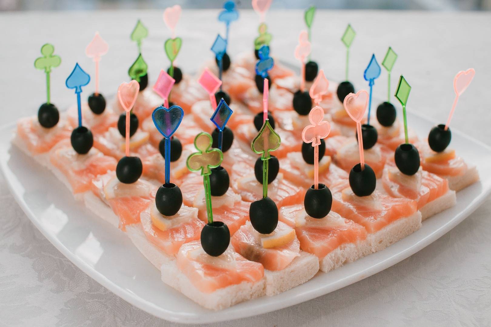 Как приготовить простые и вкусные канапе на шпажках: 6 рецептов на праздничный стол