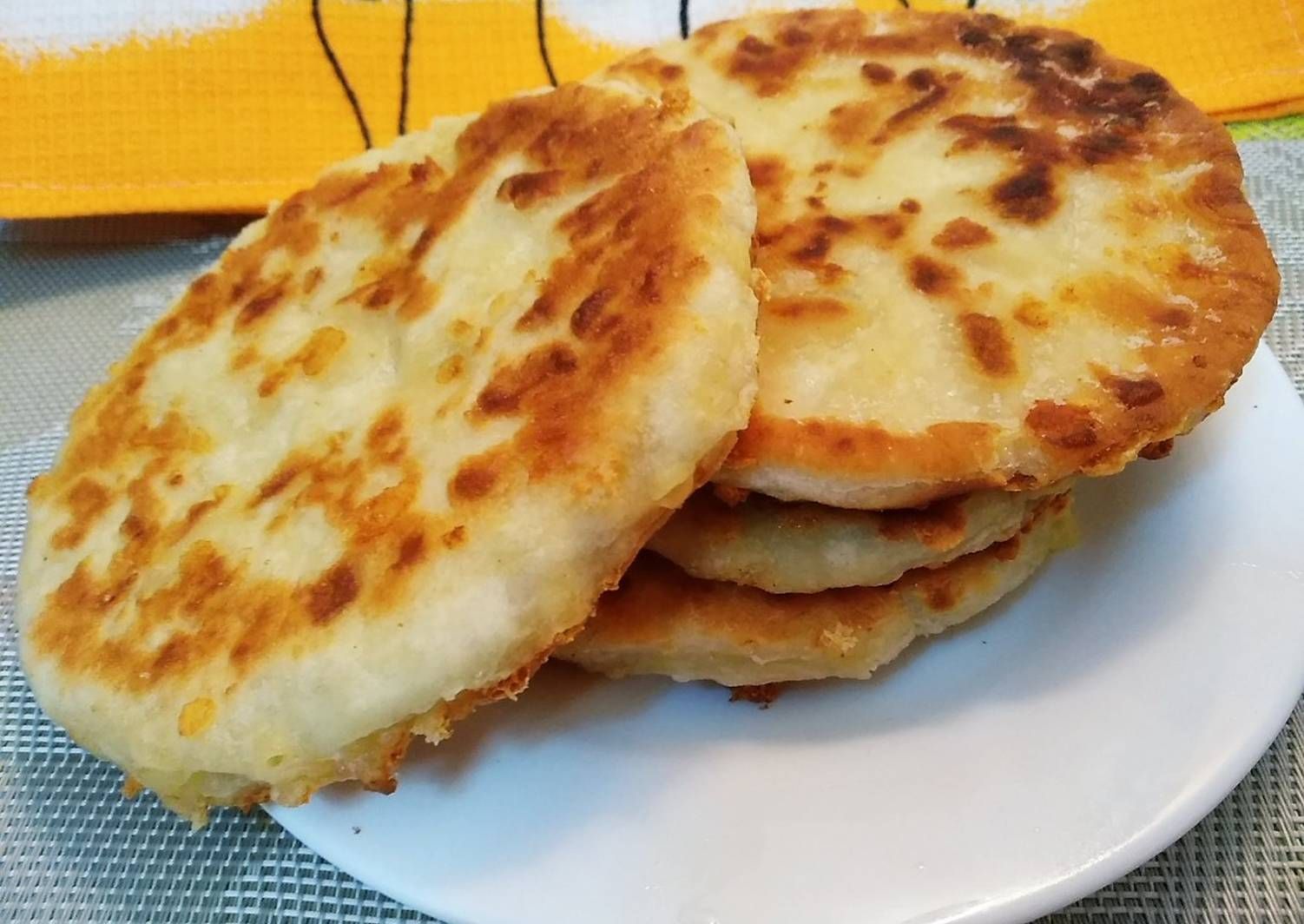 Лепешки с сыром – 8 рецептов приготовления на сковороде и в духовке