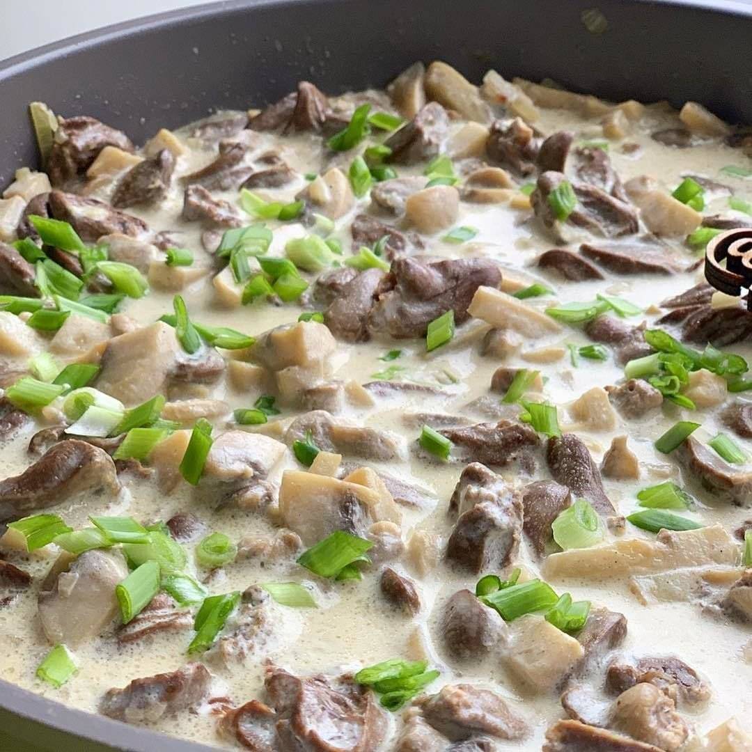 Рецепт куриных сердечек с шампиньонами в сметане с пошаговыми фото — готовим самостоятельно мясо быстро и просто