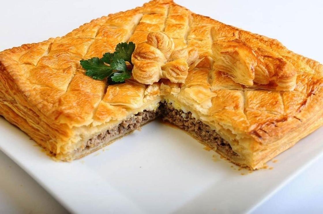 Пирог с капустой из слоеного теста - 11 сытных рецептов с мясом, курицей или рыбой