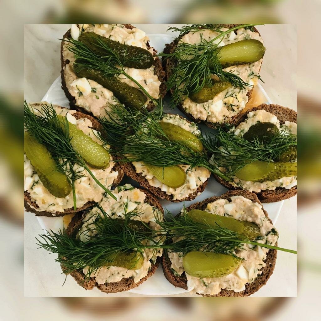 Популярные салаты с сухариками - 15 очень вкусных, простых и недорогих рецептов