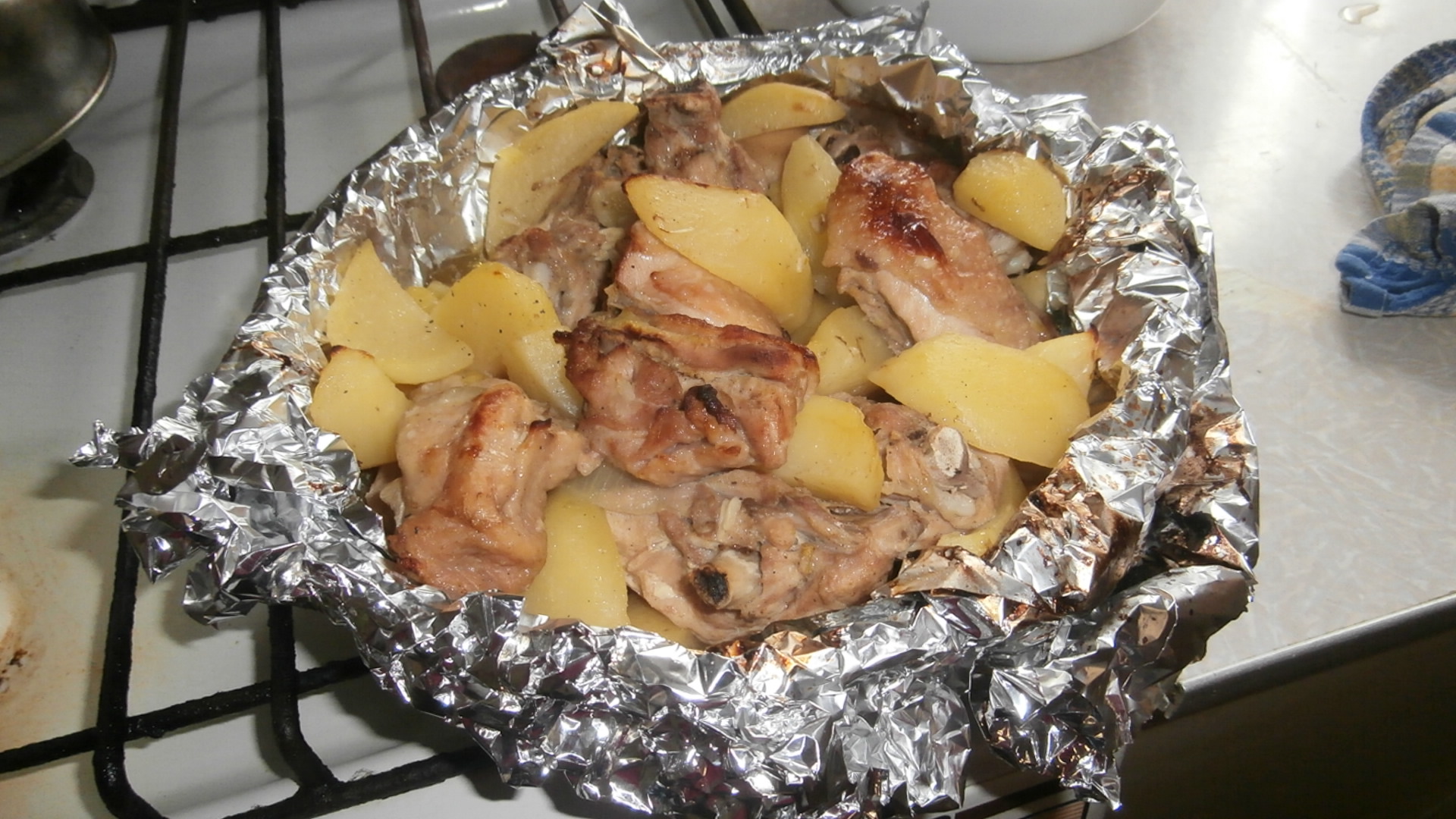 Курица с картошкой в духовке – самые вкусные рецепты